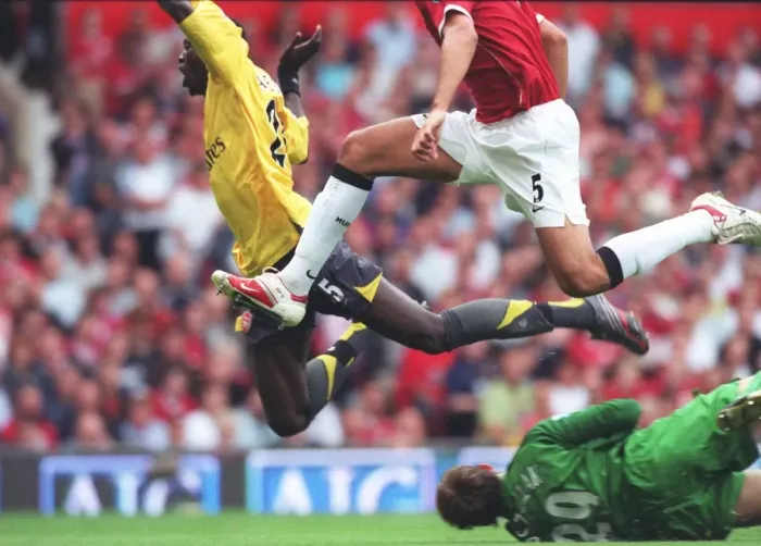Framed Print : Emmanuel Adebayor is tripped by Manchester United goalkeeper Tomaz Kuszczak for the Arsenal penalty