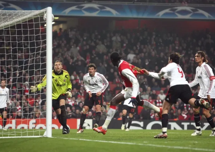 Framed Print : Emmanuel Adebayors header hits the crossbar as AC Milan goalkeeper Zeljko Kalac looks on