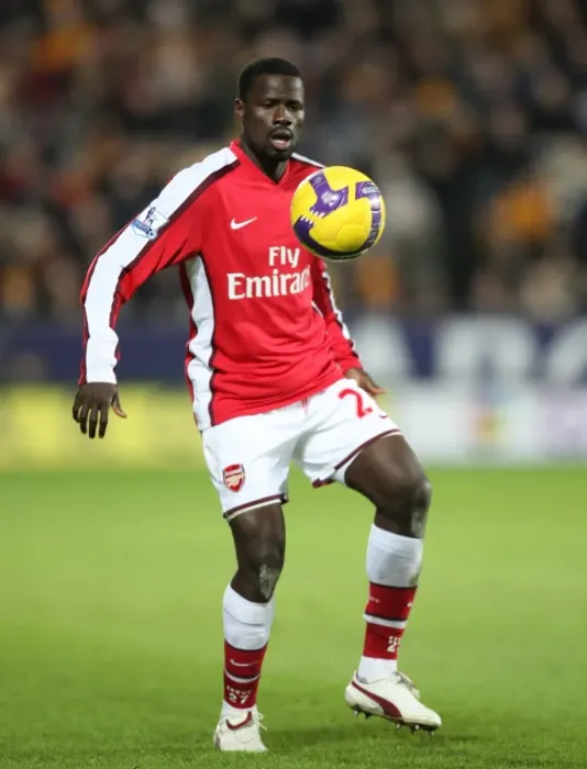 Framed Print : Emmanuel Eboue in Action: Arsenal's Dominant Performance Against Hull City (17 / 1 / 2009)