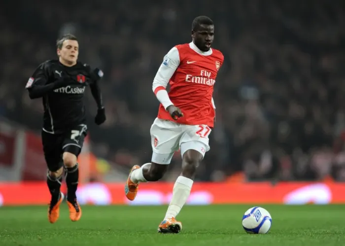 Framed Print : Emmanuel Eboue (Arsenal) Dean Cox (Orient). Arsenal 5: 0 Leyton Orient. FA Cup 5th Round Replay