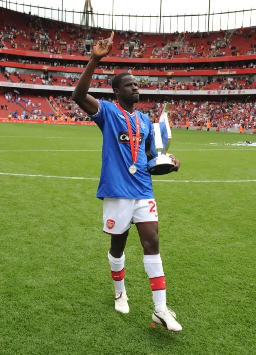 Framed Print : Emmanuel Eboue (Arsenal) with the Emirates Cup Trophy
