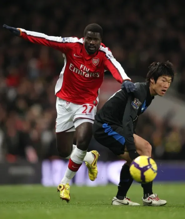 Framed Print : Emmanuel Eboue (Arsenal) Ji-Sung Park (Man Utd). Arsenal 1: 3 Manchester United