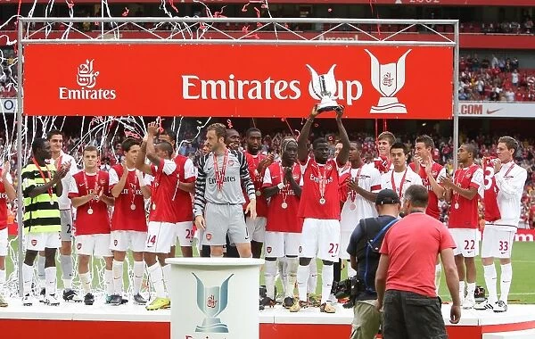 Emmanuel Eboue (Arsenal) lifts the Emirates trophy. Arsenal 3: 2 Celtic