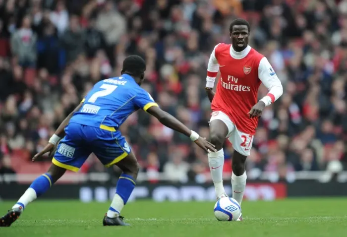 Framed Print : Emmanuel Eboue (Arsenal) Max Gradel (Leeds). Arsenal 1: 1 Leeds United, FA Cup 3rd Round