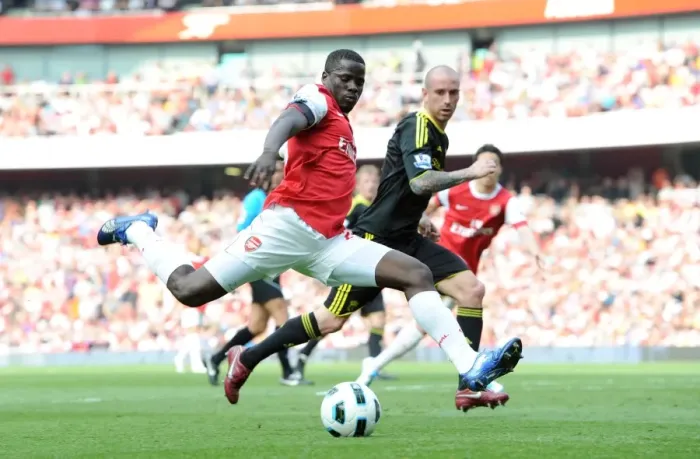 Framed Print : Emmanuel Eboue (Arsenal) Raul Meireles (Liverpool). Arsenal 1: 1 Liverpool Framed Print : Emmanuel Eboue (Arsenal) Raul Meireles (Liverpool). Arsenal 1: 1 Liverpool