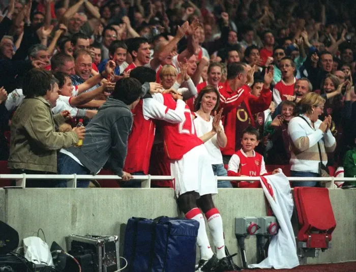 Framed Print : Emmanuel Eboue celebrates with the fans after Thierry Henrys goal for Arsenal