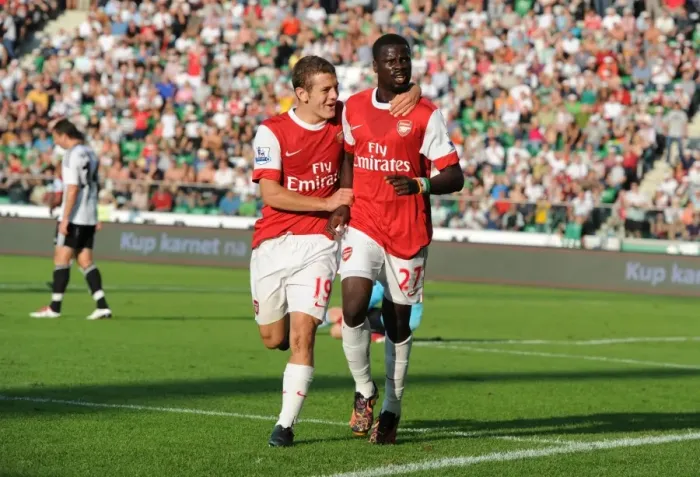 Framed Print : Emmanuel Eboue celebrates scoring the 3rd Arsenal goal with Jack Wilshere