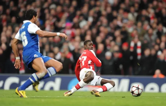 Framed Print : Emmanuel Eboue goes past Porto goalkeeper Helton to score the 4th Arsenal goal