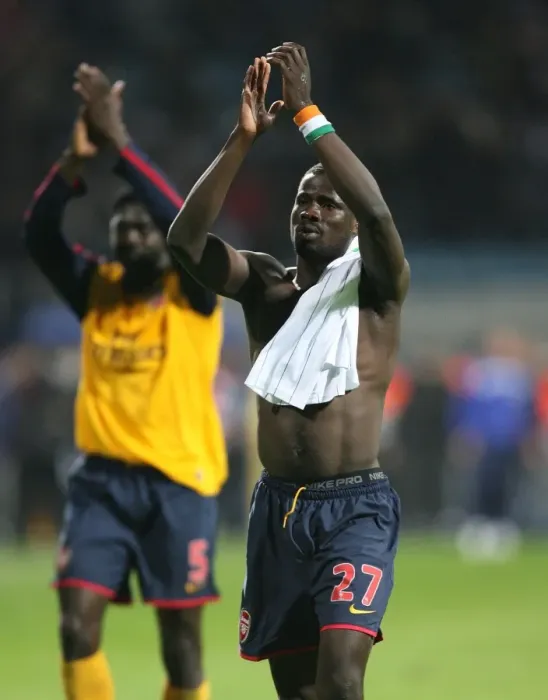 Framed Print : Emmanuel Eboue salutes the Arsenal fans after the match Framed Print : Emmanuel Eboue salutes the Arsenal fans after the match