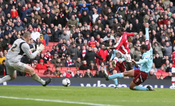Framed Print : Emmanuel Eboue Scores Stunner: Arsenal's 3rd Goal vs Burnley, FA Cup 2009