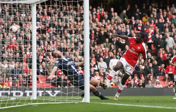 Framed Print : Emmanuel Eboue shoots past Andre Ooijer to score the 3rd Arsenal goal Framed Print : Emmanuel Eboue shoots past Andre Ooijer to score the 3rd Arsenal goal