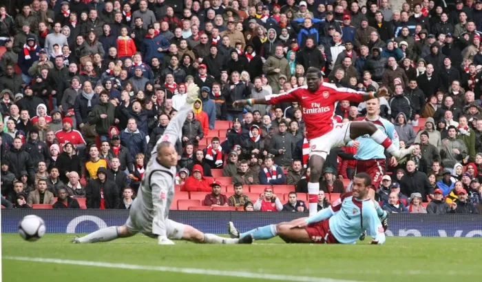 Framed Print : Emmanuel Eboue shoots past Burnley goalkeeper Brian Framed Print : Emmanuel Eboue shoots past Burnley goalkeeper Brian