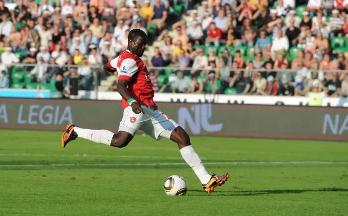 Framed Print : Emmanuel Eboue shoots past Leiga goalkeeper Kostyantyn Makhnovskyy to score the 3rd Arsenal goal