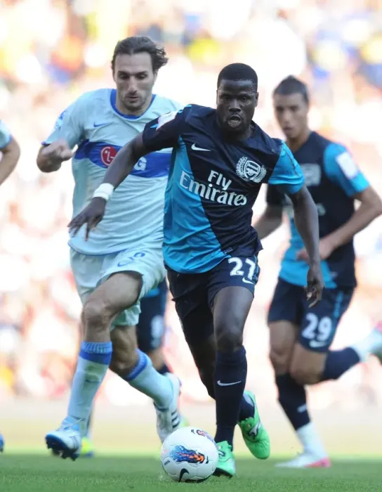 Framed Print : Emmanuel Eboue vs. Rolando Schiavi: Intense Clash Between Arsenal's Eboue and Boca Juniors Schiavi during the Emirates Cup Match (2011)