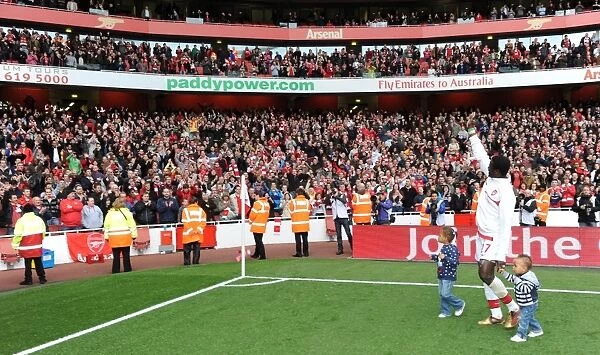 Emmanuel Eboue waves to the Arsenal fans after the match. Arsenal 4: 0 Fulham