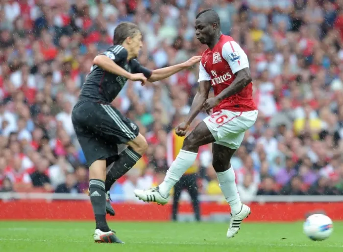 Framed Print : Emmanuel Frimpong (Arsenal) fouls Lucas (Liverpool). Arsenal 0: 2 Liverpool