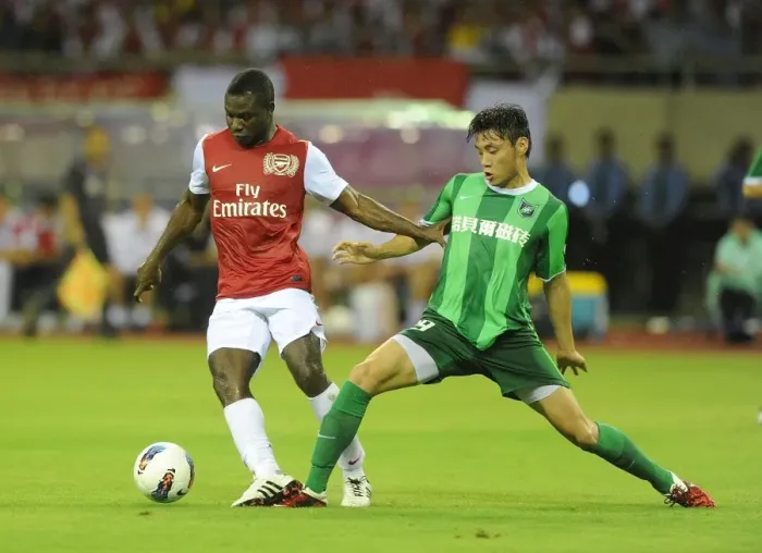 Framed Print : Emmanuel Frimpong vs. Tang Jiashu: Clash in the Far East (Hangzhou Greentown vs. Arsenal)