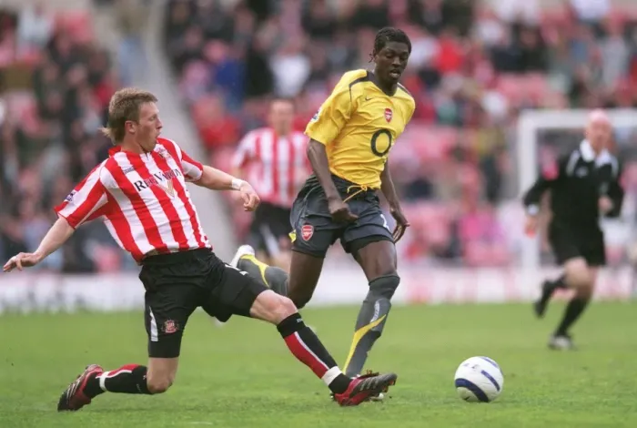 Framed Print : Emmauel Adebayor (Arsenal) Danny Collins (Sunderland)