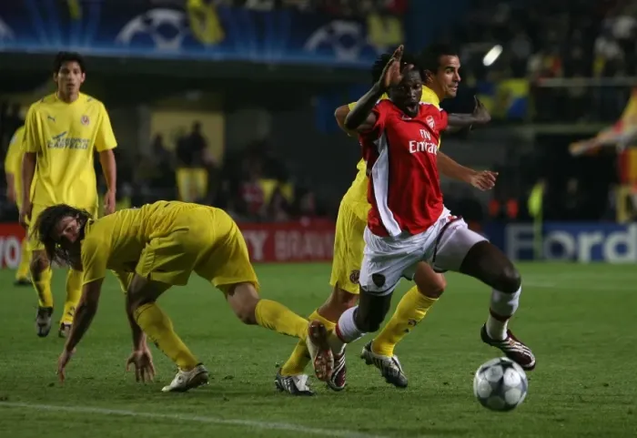 Framed Print : Emmauel Adebayor (Arsenal) Gonzalo Rodriguez (Villarreal)