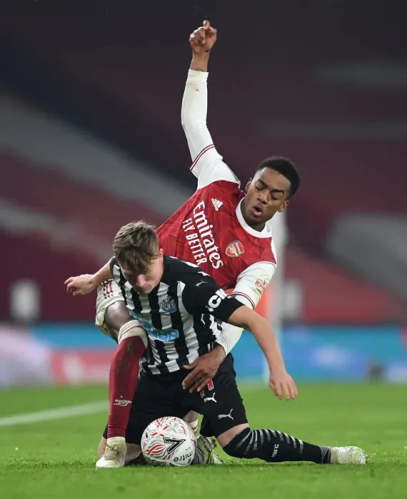 Framed Print : FA Cup Showdown: Willock vs Ritchie's Intense Battle - Arsenal vs Newcastle United