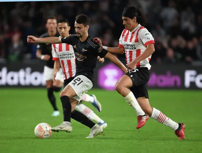 Framed Print : Fabio Vieira Breaks Past PSV's Erick Gutierrez in Arsenal's UEFA Europa League Clash (PSV Eindhoven vs Arsenal 2022-23)