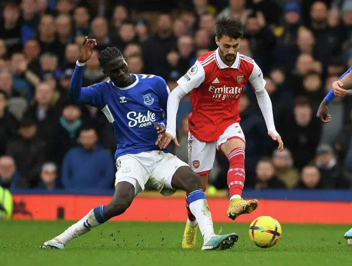 Framed Print : Fabio Vieira vs Amadou Onana: Battle at Goodison Park - Everton vs Arsenal, Premier League 2022-23