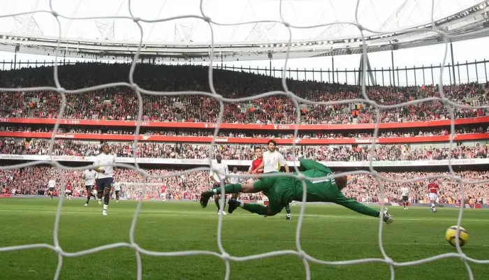 Framed Print : Fabregas Scores Stunner: Arsenal 3-0 Tottenham, 2009 Framed Print : Fabregas Scores Stunner: Arsenal 3-0 Tottenham, 2009