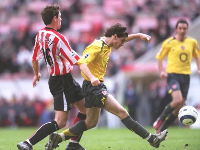 Framed Print : Fabregas Strikes Again: Arsenal's Dominance Over Sunderland Continues with a Brilliant Goal