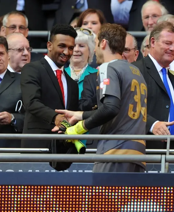 Framed Print : A Father-Son Moment of Sports Tradition: Rocastle and Cech at the Community Shield Framed Print : A Father-Son Moment of Sports Tradition: Rocastle and Cech at the Community Shield