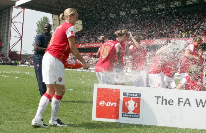 Framed Print : Faye White (Arsenal) celebrates winning the FA Cup Trophy