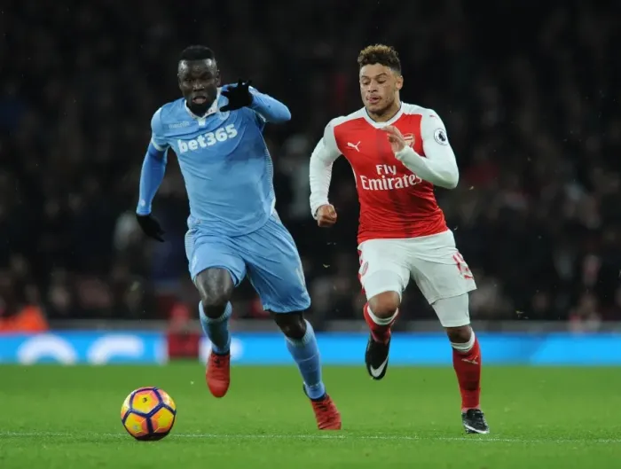 Framed Print : Fierce Rivalry: Oxlade-Chamberlain vs. Diouf Clash at Arsenal v Stoke City (2016-17)
