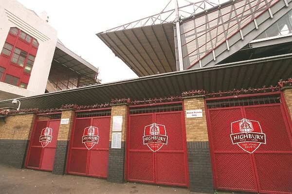 Final Salute Crests. Arsenal Stadium, Highbury, London, 22  /  11  /  05