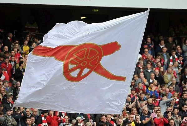 A flag is waved before the match. Arsenal 4: 1 Norwich City. Barclays Premier League
