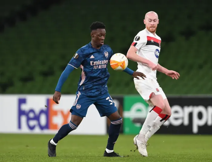 Framed Print : Flo Balogun vs. Chris Shields: Intense Clash in Dundalk v Arsenal UEFA Europa League Match