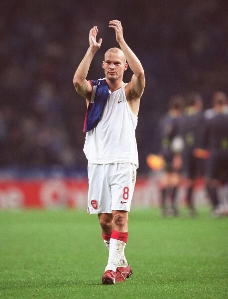 Freddie Ljungberg (Arsenal) claps the fans at the end of the match