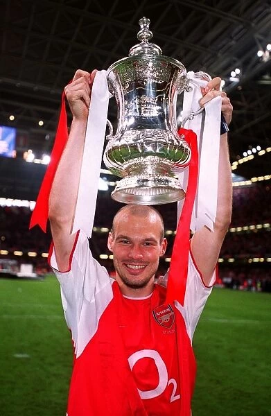 Freddie Ljungberg (Arsenal) with the FA Cup Trophy. Arsenal 1:0 Southampton