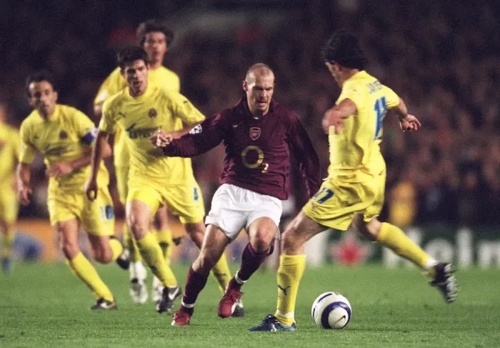 Framed Print : Freddie Ljungberg (Arsenal) Javi Venta (Villarreal). Arsenal 1: 0 Villarreal