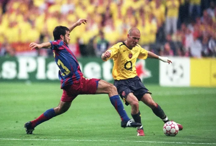Framed Print : Freddie Ljungberg (Arsenal) Oleguer (Barcelona)