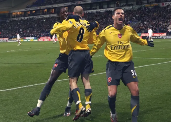 Framed Print : Freddie Ljungberg celebrates scoring the 2nd Arsenal goal with Emmanuel Adebayor
