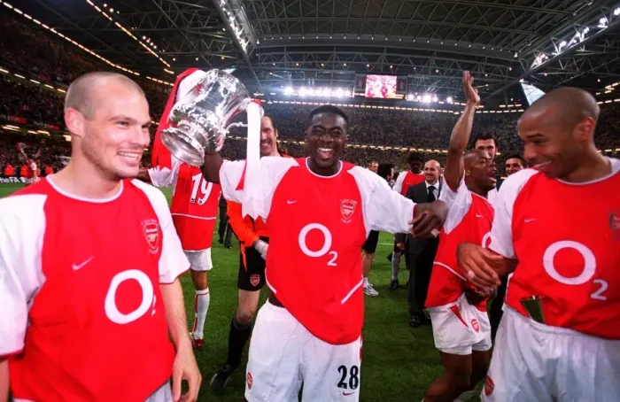 Framed Print : Freddie Ljungberg, Kolo Toure and Thierry Henry (Arsenal) with the FA Cup Trophy