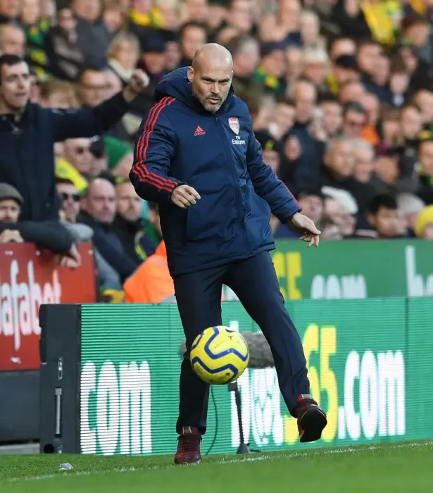 Framed Print : Freddie Ljungberg Leads Arsenal in Premier League Battle against Norwich City