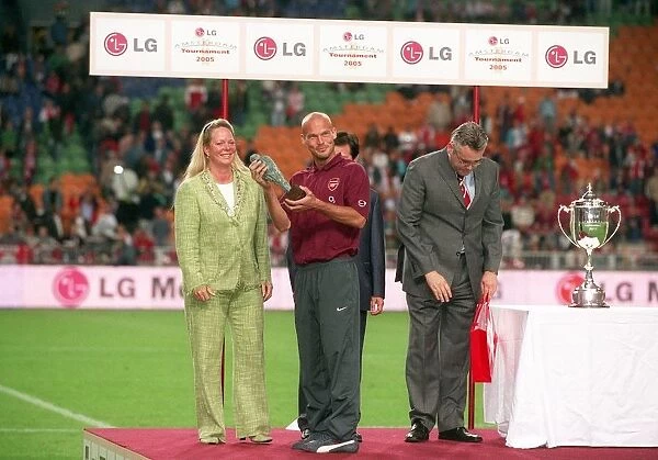 Freddie Ljungberg with his player of the tournament award. Arsenal 2:1 Porto