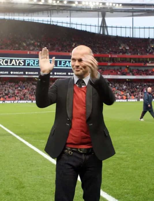 Framed Print : Freddie Ljungberg Waves to Arsenal Fans: Arsenal 2:0 Stoke City Framed Print : Freddie Ljungberg Waves to Arsenal Fans: Arsenal 2:0 Stoke City
