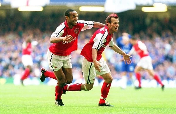 Fredrik Ljungberg celebrates scoring the 2nd Arsenal goal with Thierry Henry