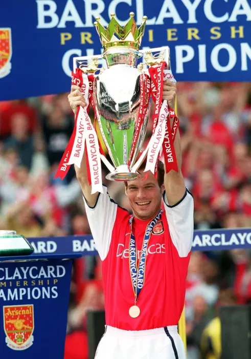 Framed Print : Fredrik Ljungberg lifts the F. A. Barclaycard Premiership Trophy