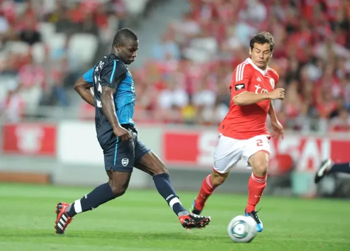 Framed Print : Frimpong Overpowers Matic: Arsenal's Pre-Season Victory Against Benfica (2011)