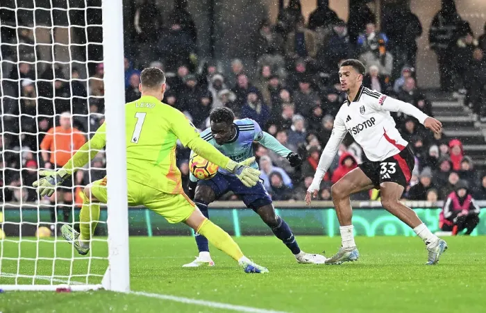 Framed Print : Fulham FC v Arsenal FC - Premier League Framed Print : Fulham FC v Arsenal FC - Premier League