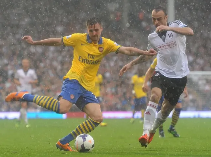 Framed Print : Fulham vs Arsenal: Battle for Premier League Supremacy - Jenkinson vs Berbatov Clash (2013-14)