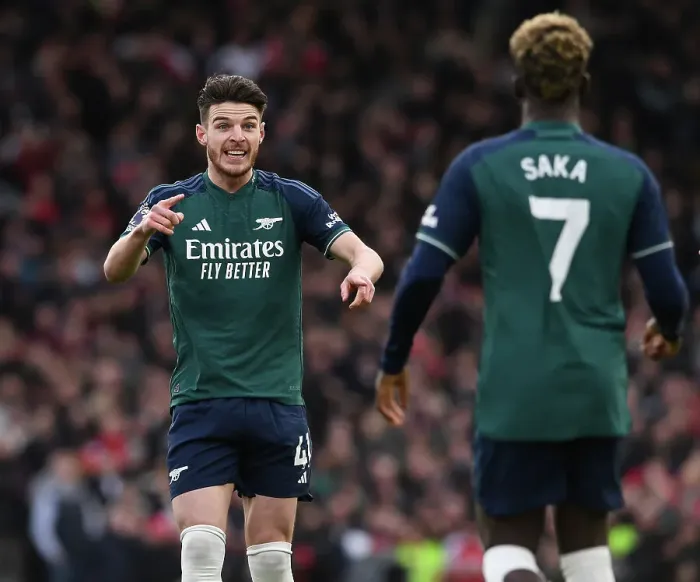 Framed Print : Fulham vs. Arsenal: Bukayo Saka and Declan Rice Exchange Instructions in 2023-24 Premier League Clash