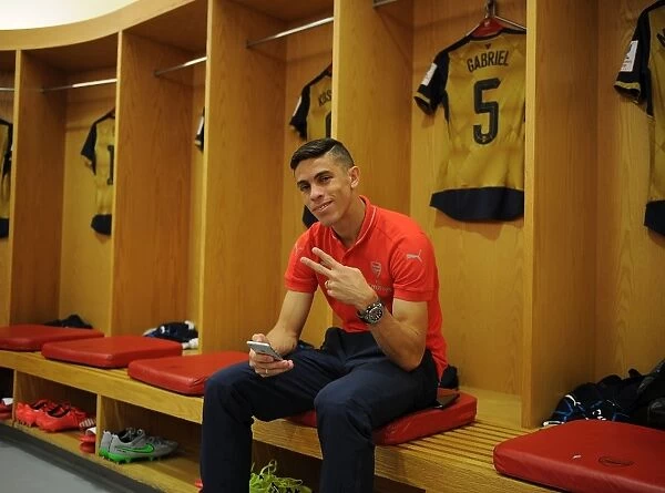 Gabriel in Arsenal Changing Room: Preparing for Arsenal vs. Olympique Lyonnais - Emirates Cup 2015 / 16